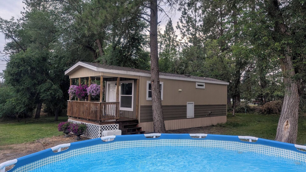 Chattaroy House | Cozy 1-bedroom, Private Hot-tub and High speed WiFi in Charming Chattaroy.