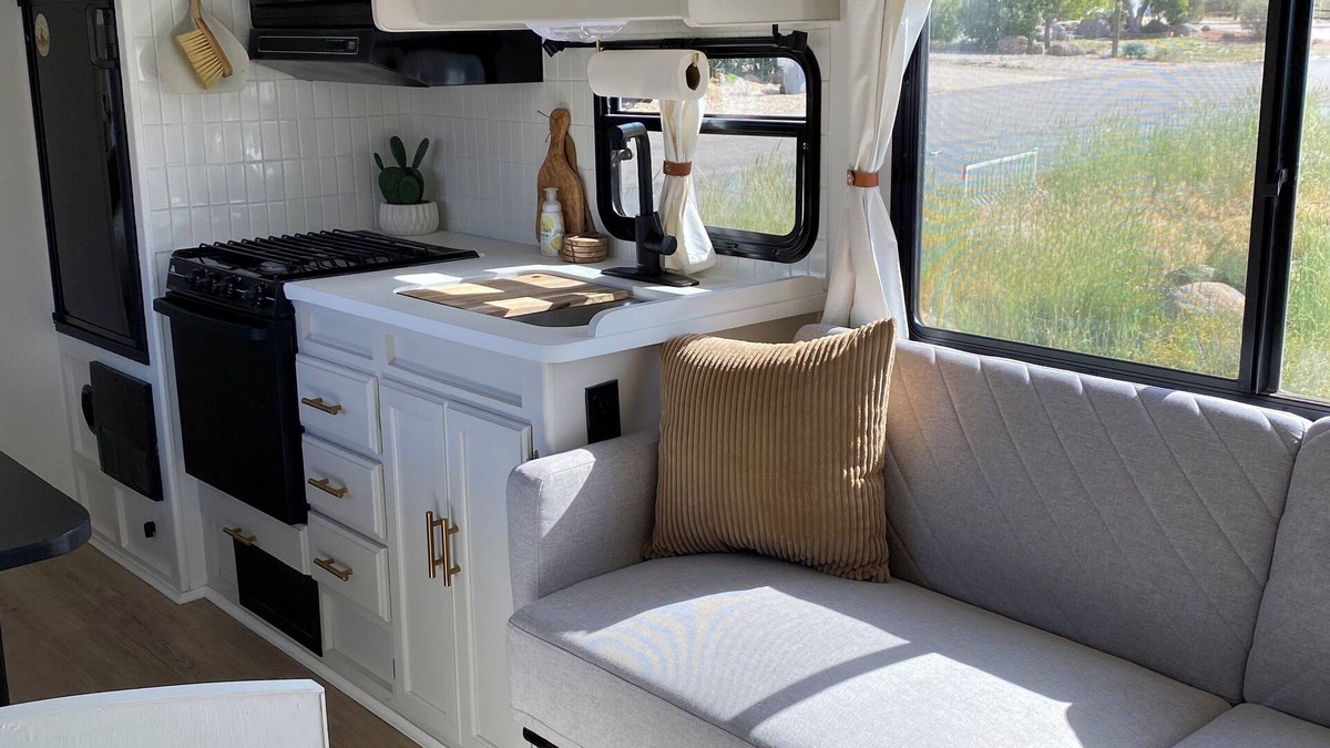 Leeds House | Cozy 1-bedroom remodeled RV with WiFi, AC in charming Leeds