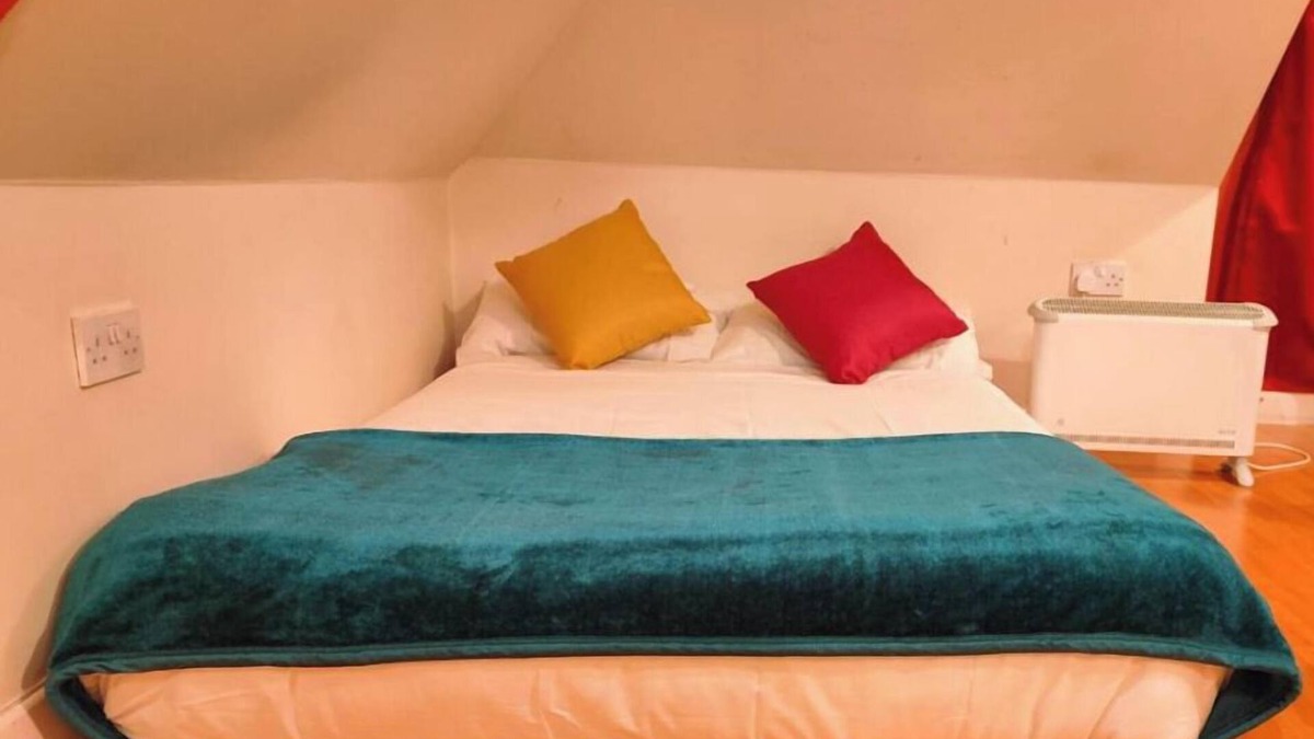 Syon Apartment | Cozy 1-Bedroom Retreat