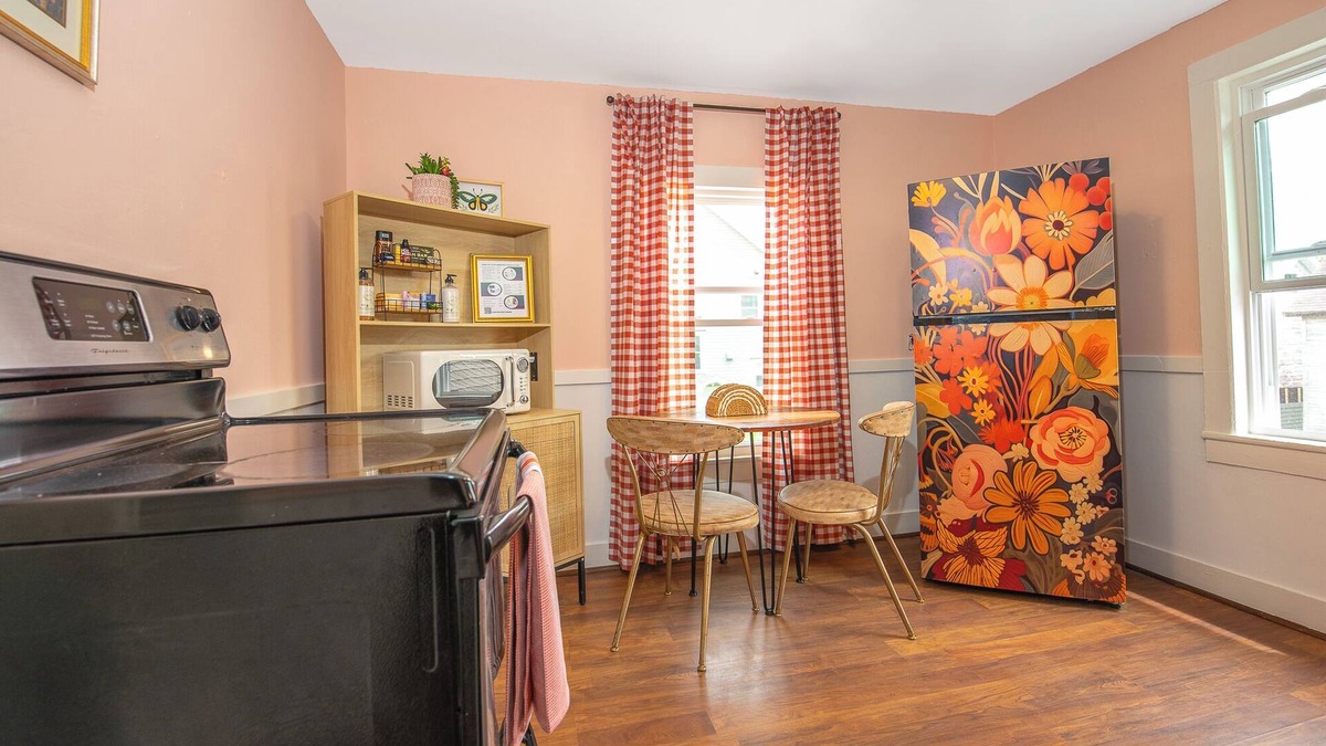 Waterford Apartment | Cozy 1-Bedroom Retro Apartment in Waterford