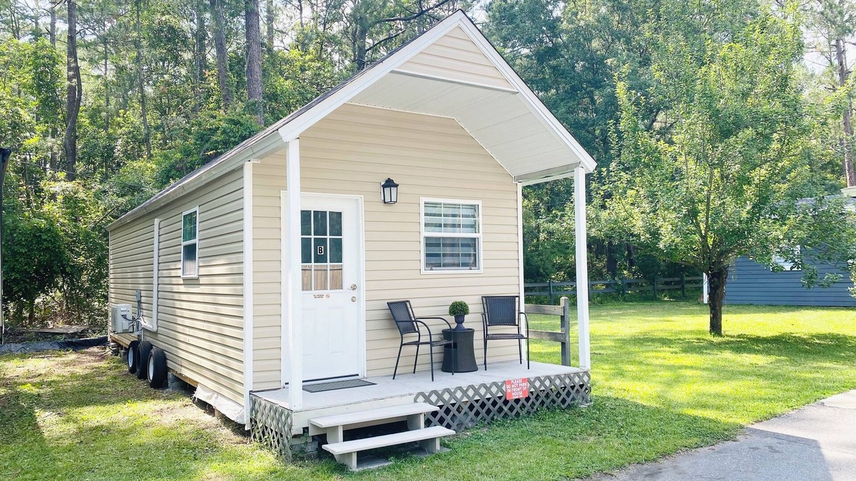 Arlington House | Cozy 1-bedroom tiny house B, Mayo Clinic cruise port Towncenter stadium UNF