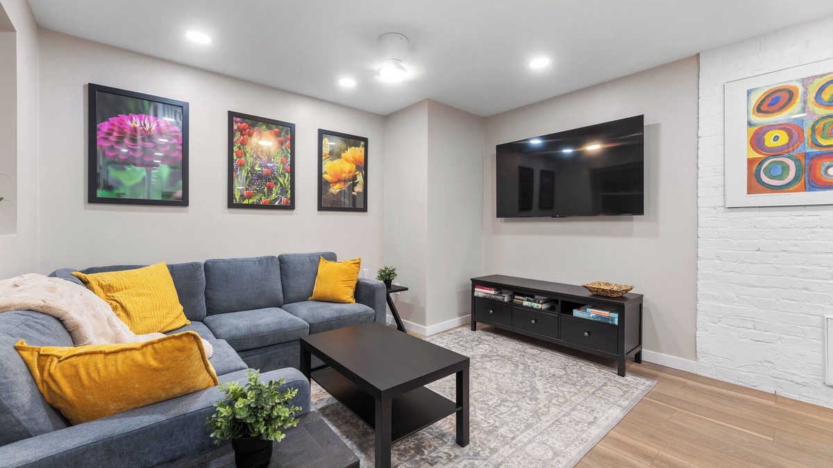 Clifton Apartment | Cozy 1-bedroom w/AC, WiFi - Heart of the Clifton Gaslight District.