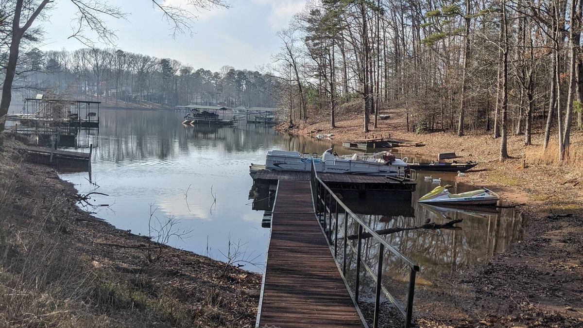 Townville Apartment | Cozy 1 BR/1BA apartment steps from Lake Hartwell.