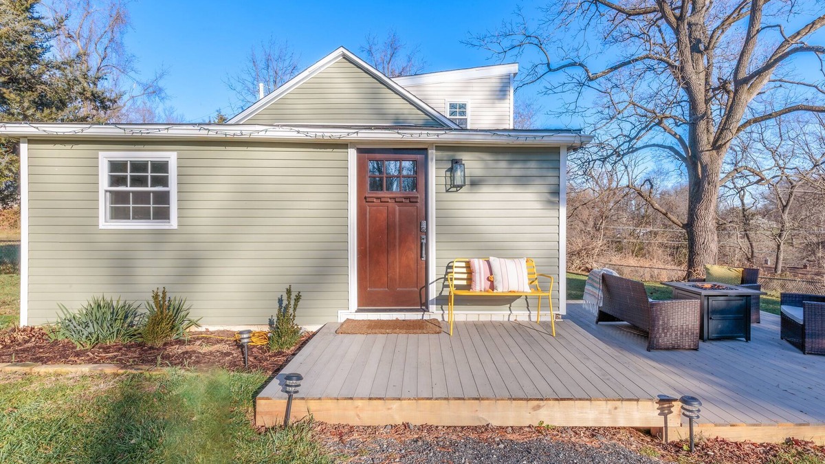 Rossville House | Cozy 1970s Inspired 3 Bedroom Getaway with AC, WiFi, and Outdoor Fire Ring.