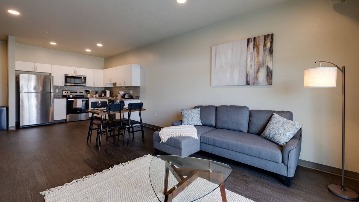 Downtown Des Moines Apartment | Cozy 1B1B w/Wi-Fi, Balcony Views, Coffee + Parking
