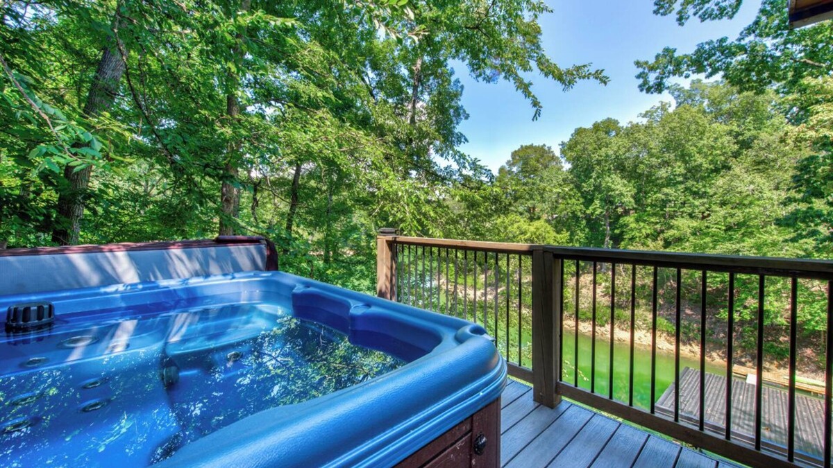 Sevierville Apartment | Cozy 1BD Camper w/LAKE Access! Hot Tub + Pavilion