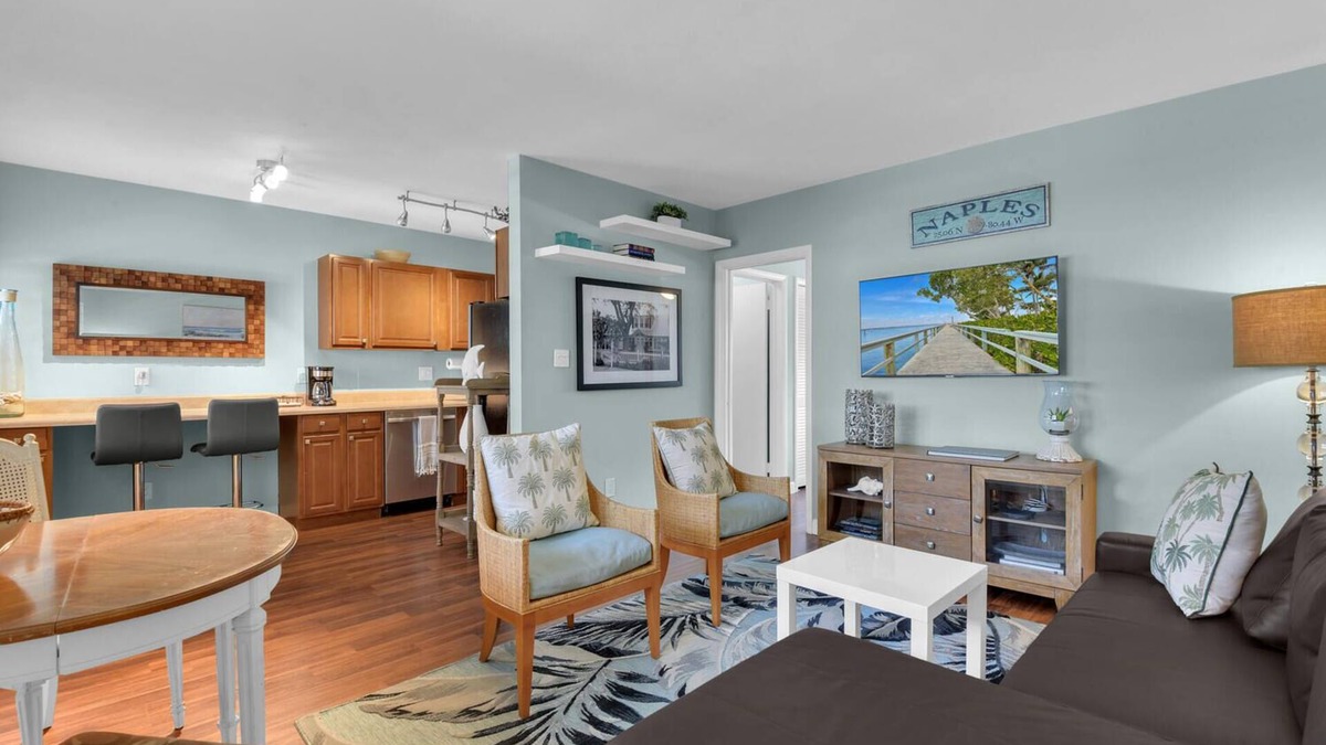 Old Naples Condo | Cozy 1BR Condo Steps from 5th Ave & Naples Beach