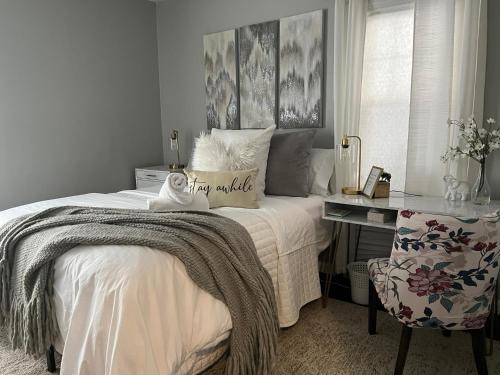 Cleveland Heights Apartment | Cozy, 1st floor apartment 2bdrms Plus Semi Private room with Futon Pets with fee Family Friendly Close to Everything