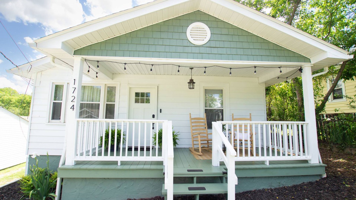 Knoxville House | Cozy 2 Bed 2 Bath Retreat with Home Office. Near UT & DT Knoxville!