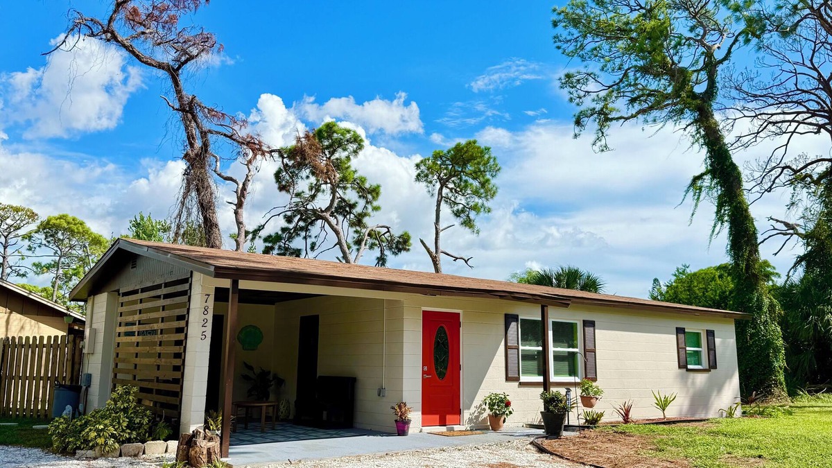 Gulf Gate Estates House | Cozy 2 bed Siesta Key bungalow minutes from the beach