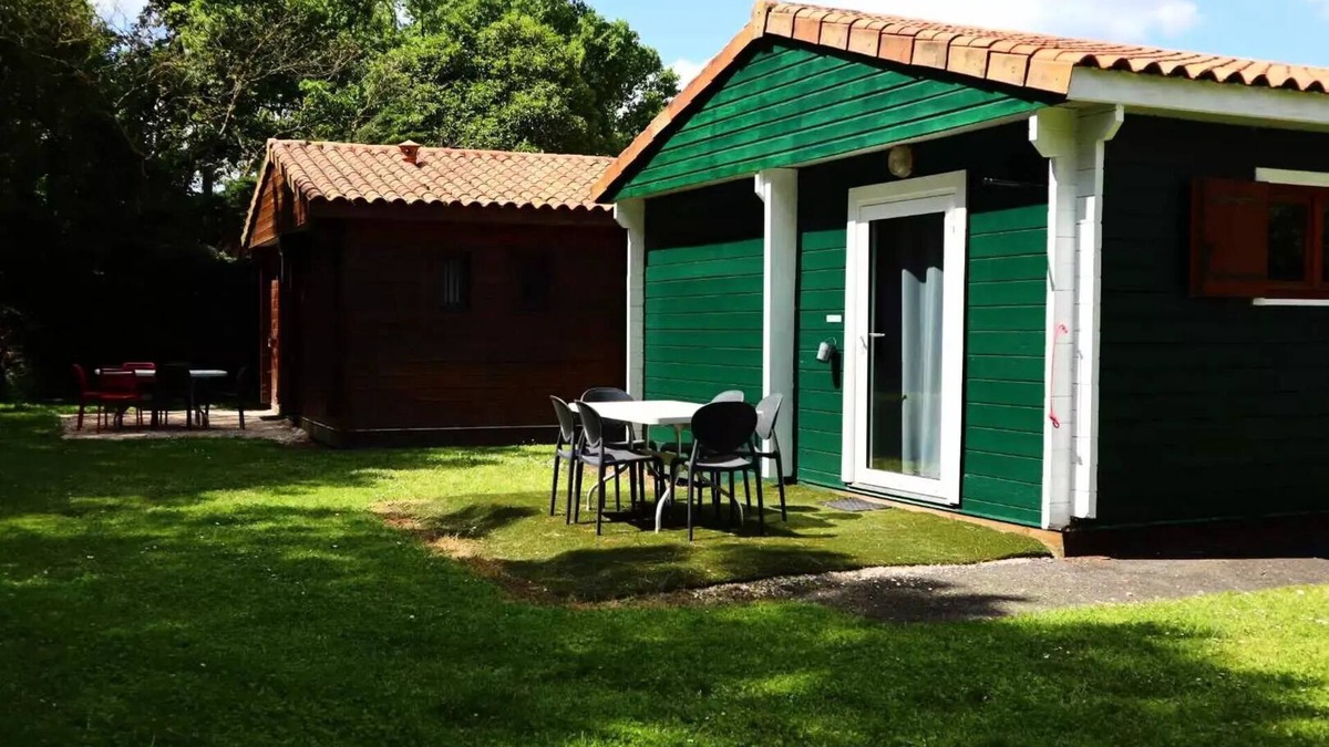 Vouneuil-sur-Vienne Ski Chalet | Cozy 2-bedroom chalet sleeps 6