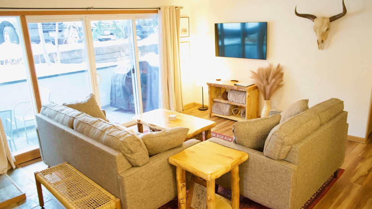 Steamboat Springs Condo | Cozy 2 Bedroom Condo W/FREE bus - 1/2mi to Mtn
