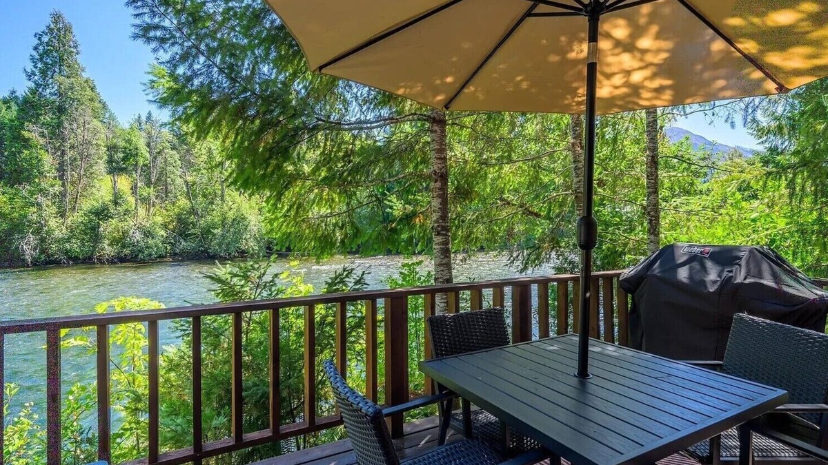 Blue River Cabin | Cozy 2-bedroom, 2-full bath cabin in enchanting Blue River with AC