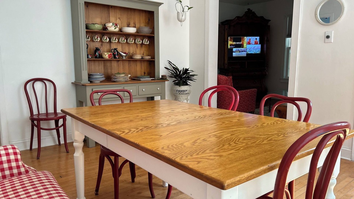 Riverwest Apartment | Cozy 2-bedroom apartment in fabulous Riverwest MKE with AC, WiFi, Garage