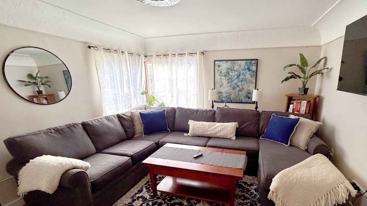 Downtown Vancouver Apartment | Cozy 2-bedroom apartment in Vancouver walk/bike distance to pubs/shopping!