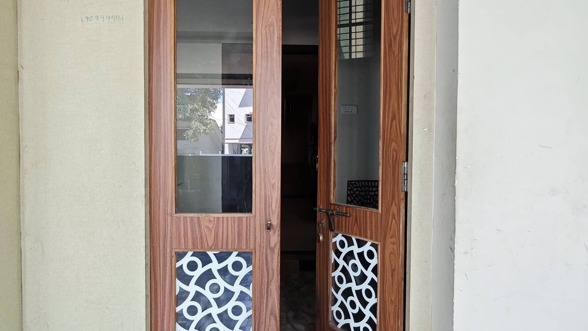 Koyambedu Apartment | Cozy 2-bedroom apartment with AC,Furnished Living space & Fully Equipped Kitchen