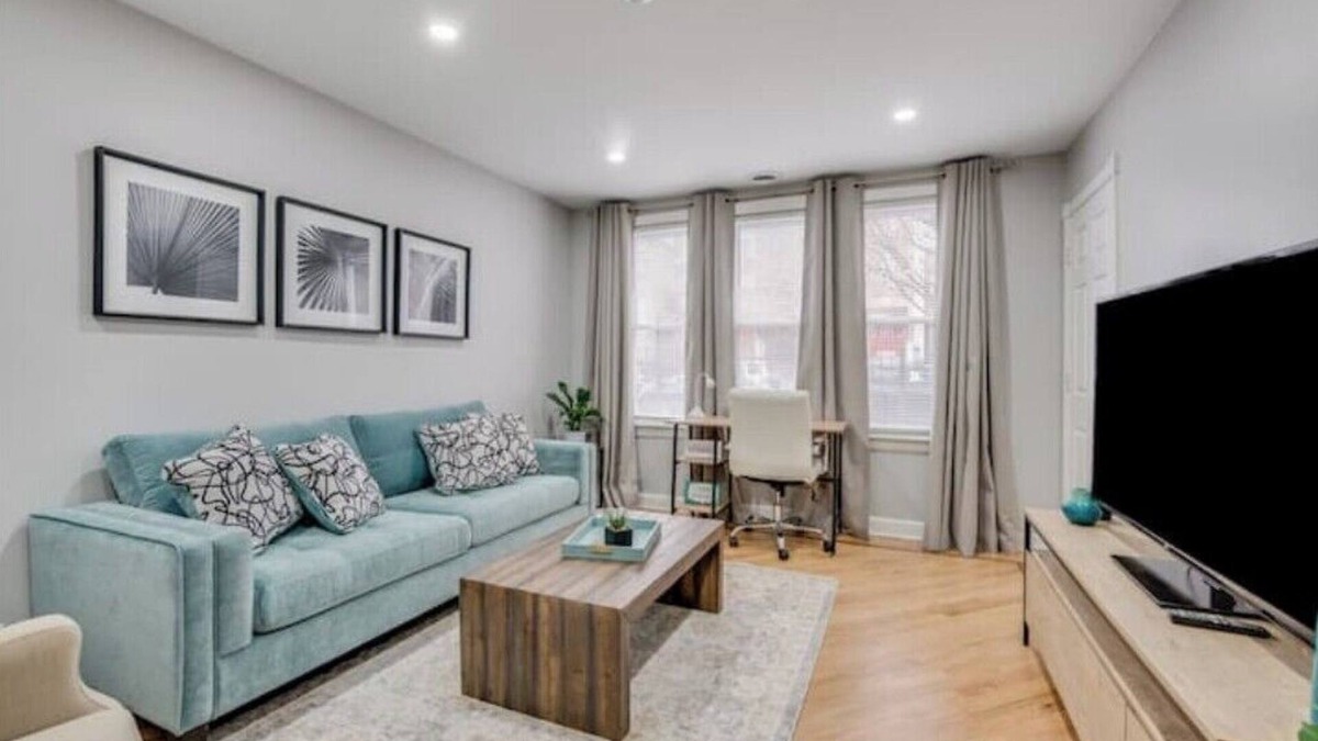 Avondale Apartment | Cozy 2-bedroom apartment in awesome Chicago with Free Parking