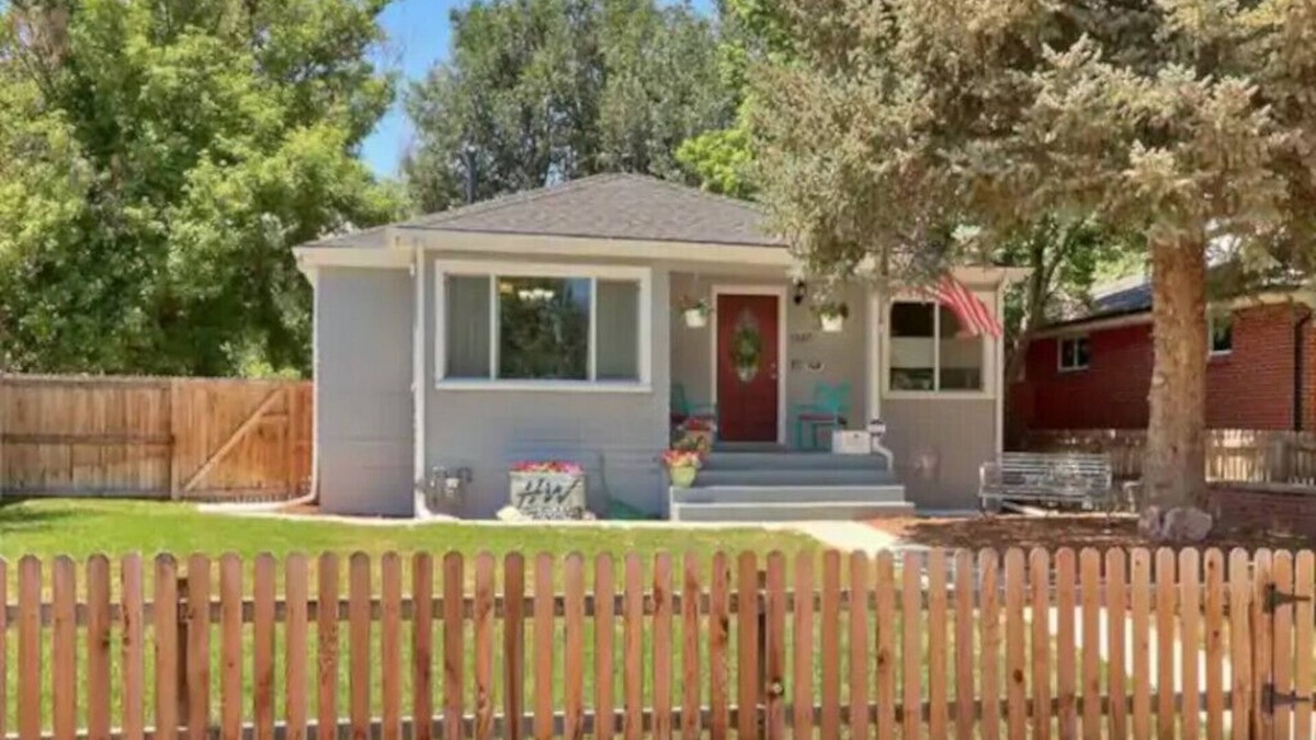 East Colfax House | Cozy 2 bedroom bungalo convenient to Downtown without the noise!n