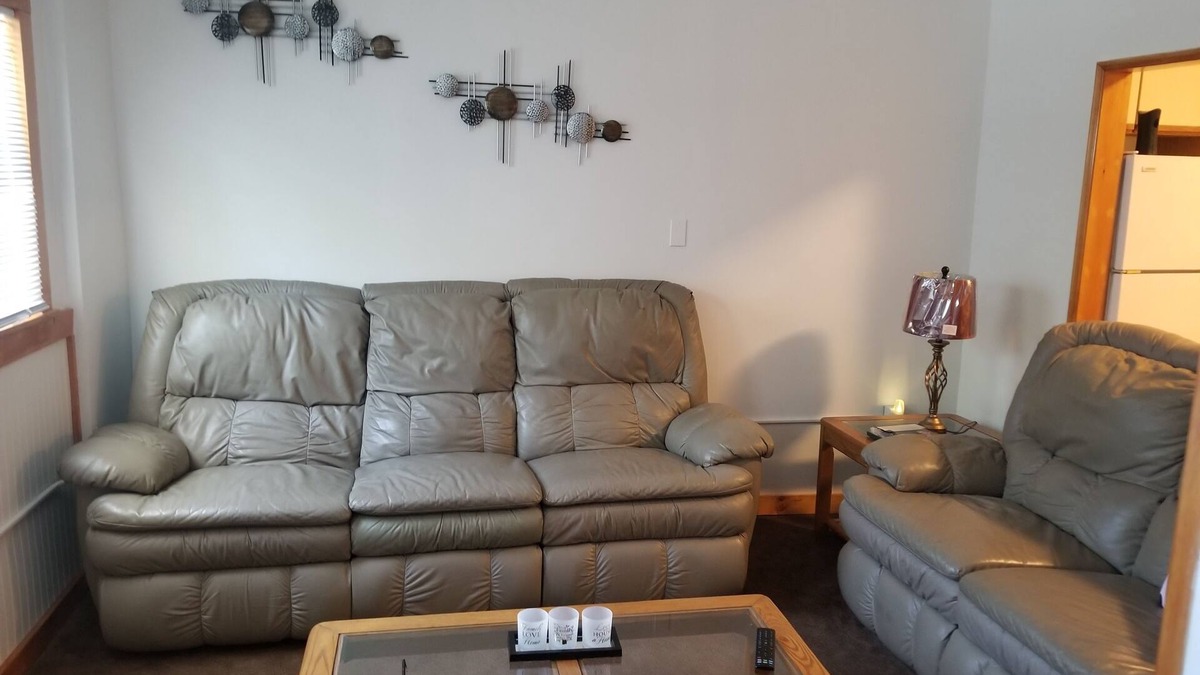 Berlin House | Cozy 2-bedroom bungalow, 10 minutes from beach, pet friendly