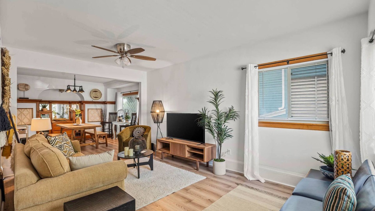 Milwaukee House | Cozy 2 bedroom cottage 5 minutes from entertainment hotspots