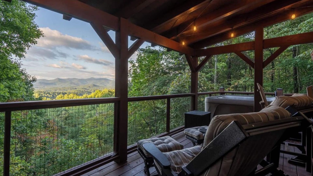 Blairsville Cabin | Cozy 2-bedroom cabin in beautiful Blairsville with AC, WiFi