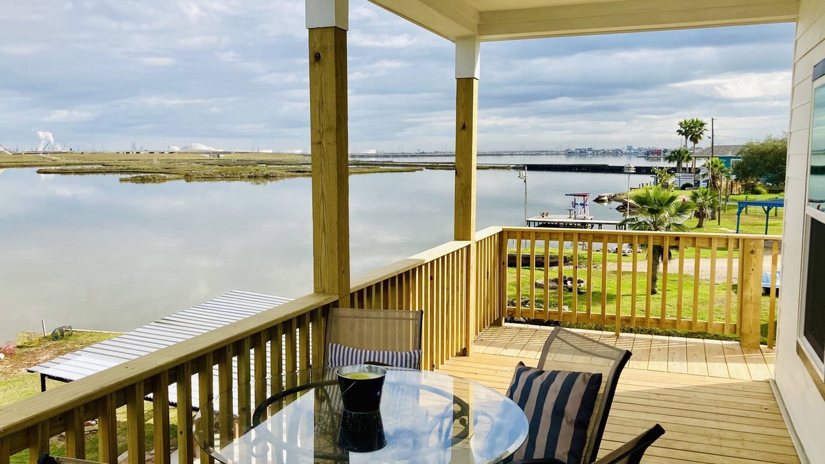Hitchcock Cabin | Cozy 2-bedroom cabin with WiFi and AC in Hitchcock, 10 mins from Galveston