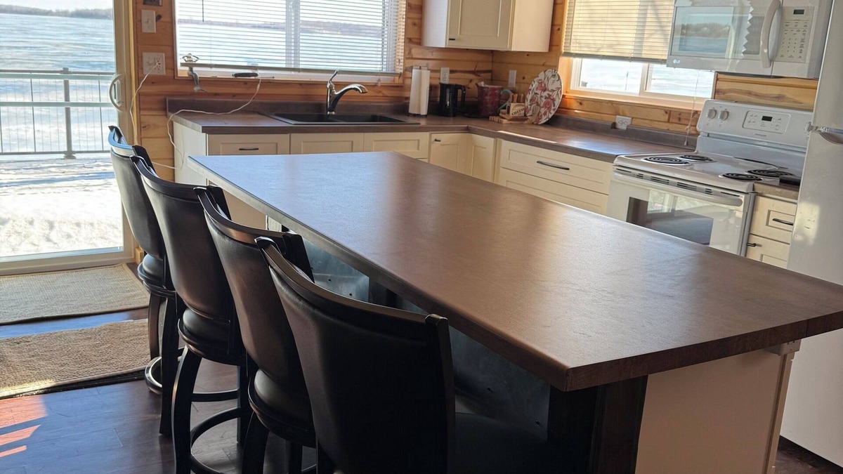 Richwood Cabin | Cozy 2-bedroom cabin located on Big Cormorant Lake in Lake Park with WiFi, AC