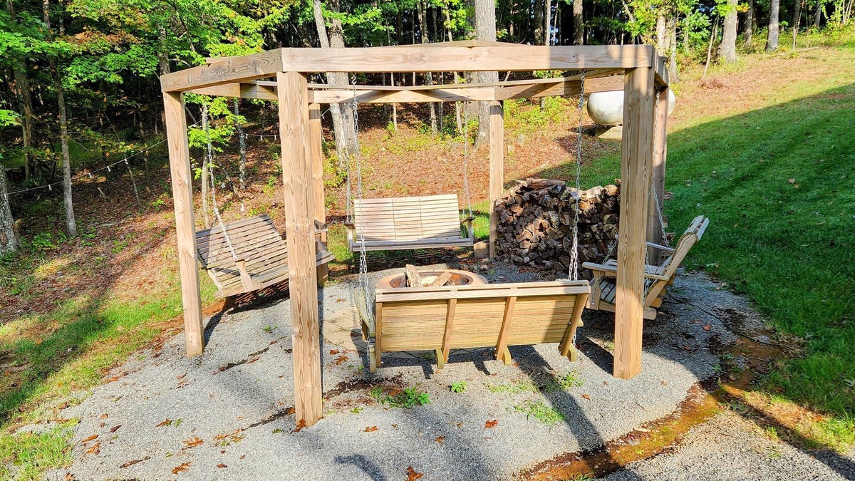 Old Town Cabin | Cozy 2-bedroom cabin with lots of room, AC and WiFi near the Blue Ridge Parkway.