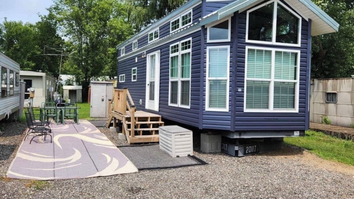 Larsen RV Rental | Cozy 2-bedroom campground in charming Larsen with AC