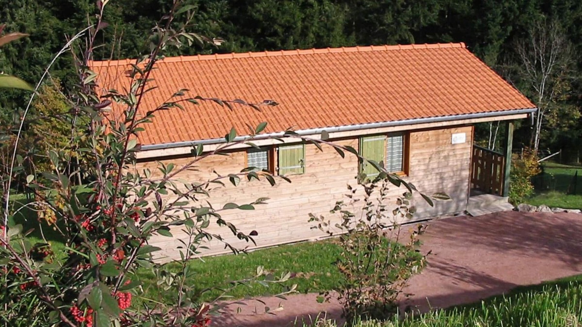 Les Noes Cottage | Cozy 2-Bedroom Chalet with Terrace in Scenic Village, Pet-Friendly and Fully Equipped