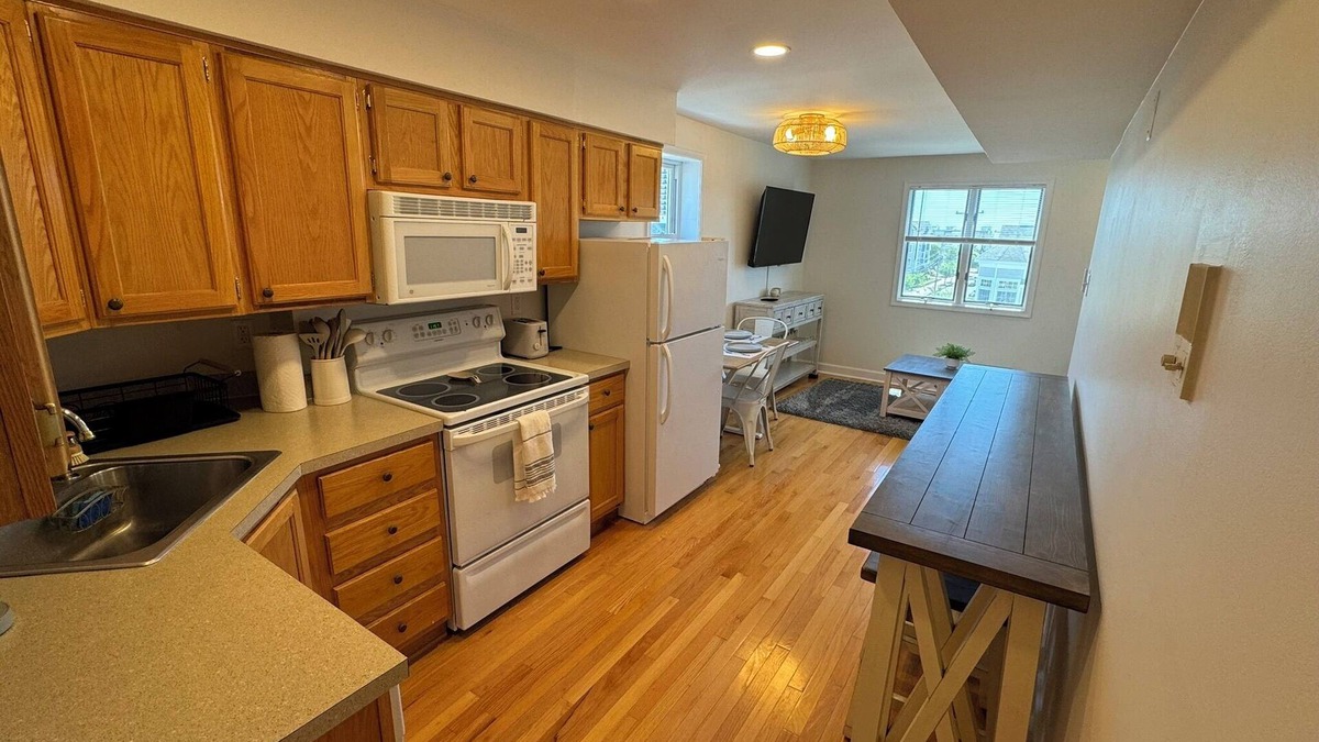 Margate City Condo | Cozy 2-bedroom condo with AC and WiFi close to beach in beautiful Margate City