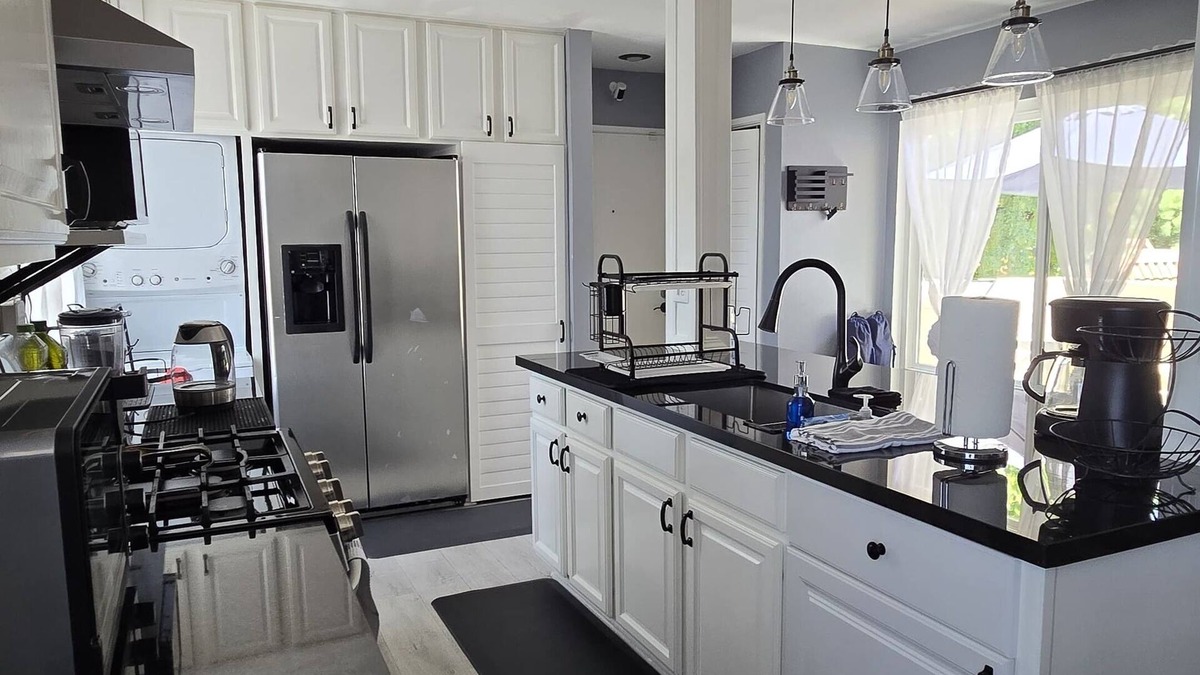 Lake Forest Condo | Cozy 2-bedroom condo with WiFi, AC in lovely Lake Forest.