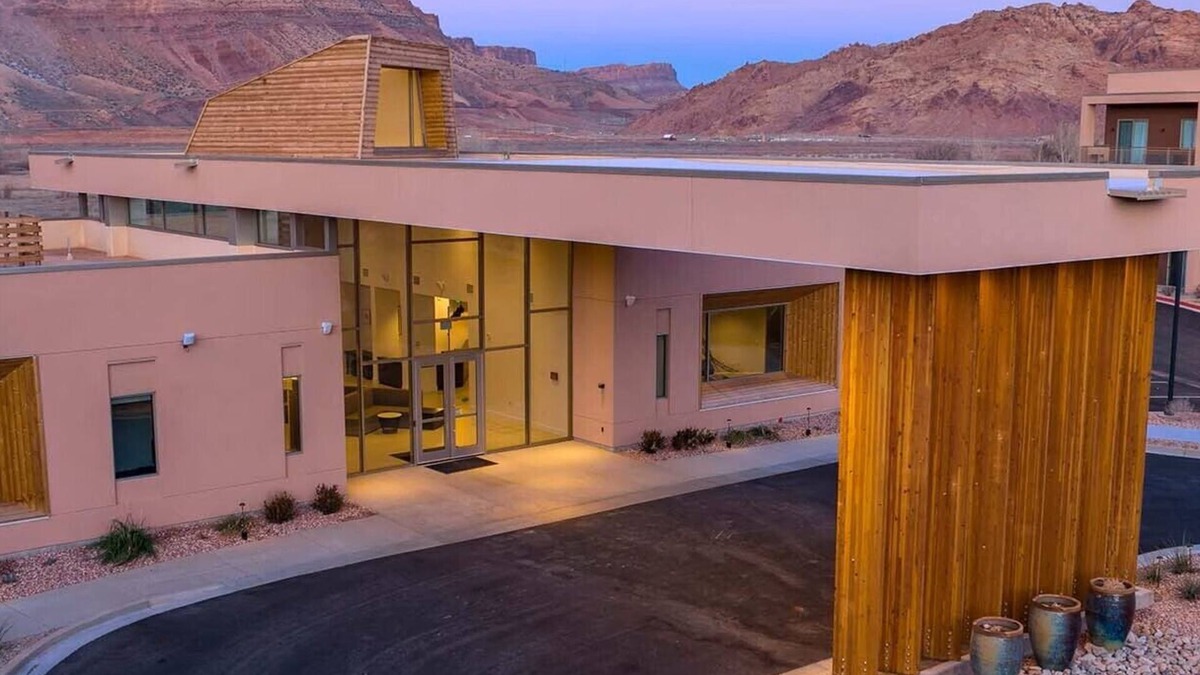 Moab Condo | Cozy 2-bedroom condo with spectacular views in amazing Moab with AC and pool.