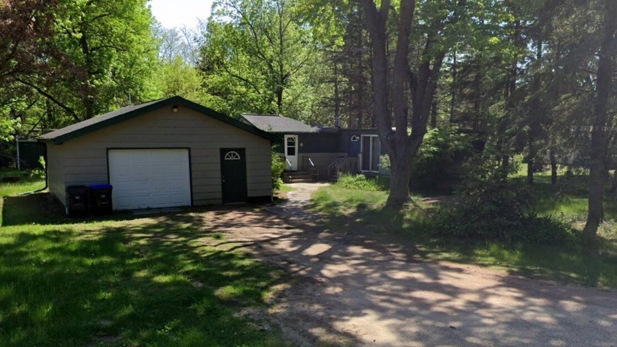 Shawano Cottage | Cozy 2-bedroom Cottage - Trail access to Loon Lake