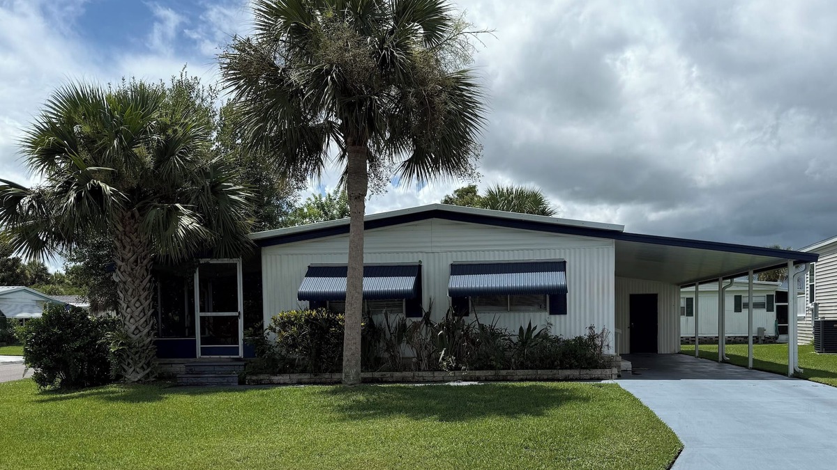 Vero Beach House | Cozy 2-bedroom double-wide home in charming Vero Beach with AC