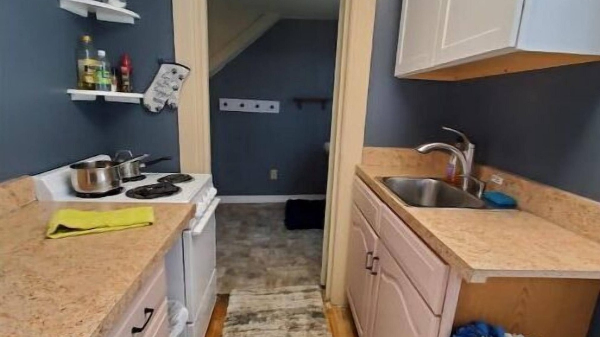 Auburn House | Cozy 2 bedroom, downtown, free parking, FIOS
