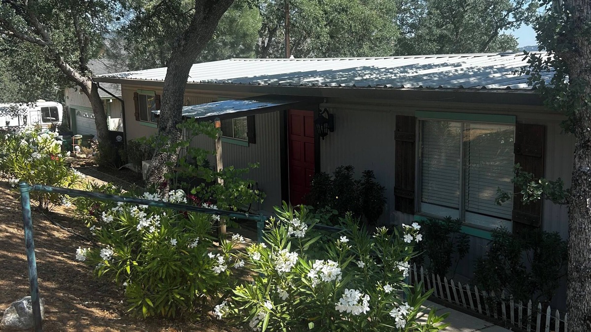 Clear Lake House | Cozy 2-bedroom home in amazing Clearlake with AC, WiFi, Boat Parking