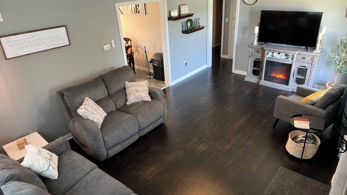 McPherson House | Cozy 2-bedroom home near McPherson College/park with HUGE yard- NO CLEANING FEES