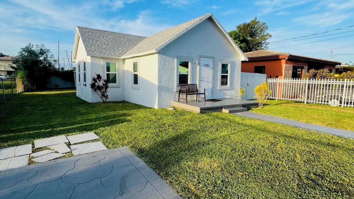 Gladeview House | Cozy 2-bedroom house in enjoyable Miami with WiFi, AC, and close to everything!