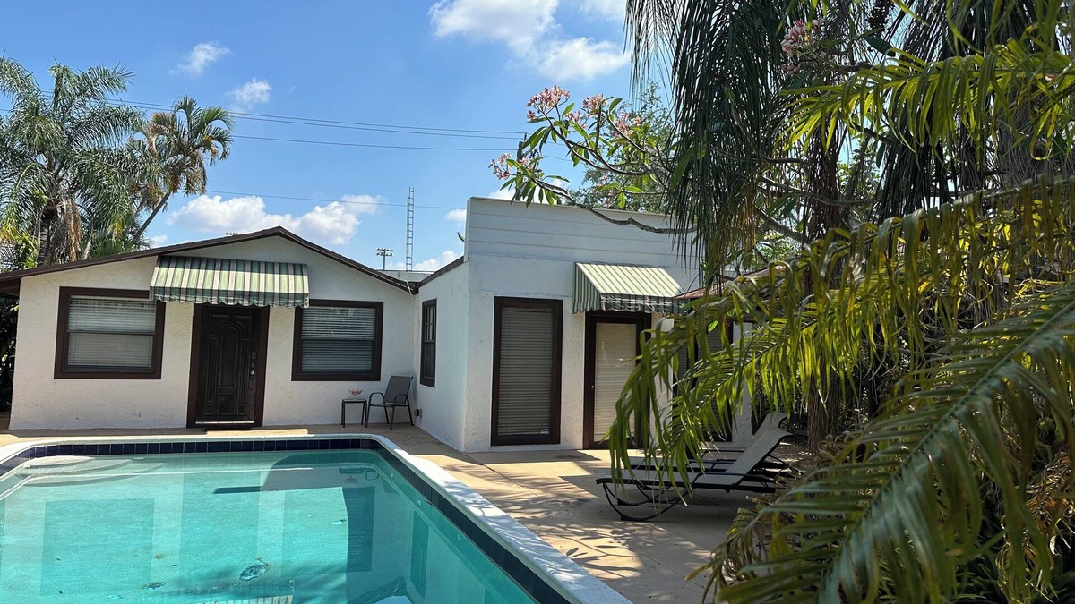 North Central Hollywood House | Cozy 2 bedroom house w Pool & Tropical garden.