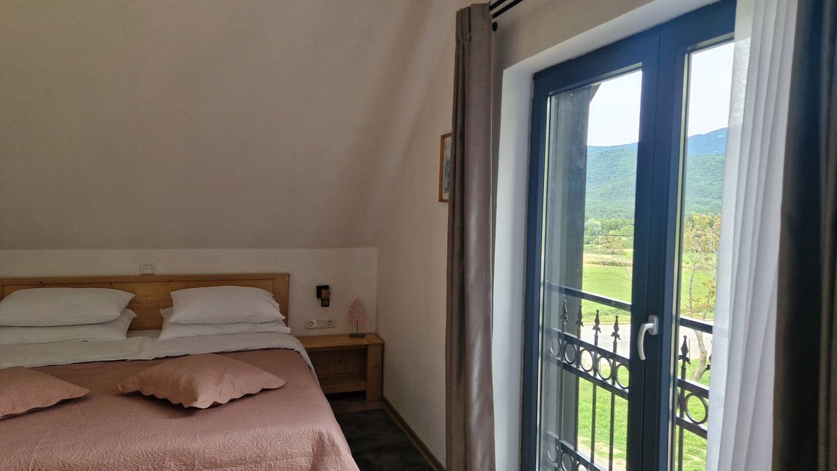 Vrelo Korenicko House | Cozy 2-bedroom house with WiFi, AC in beautiful Korenica