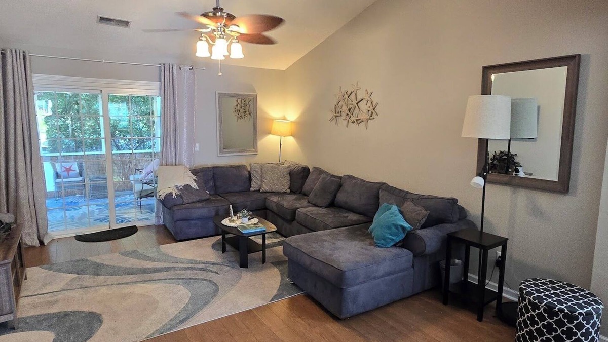 Goose Creek House | Cozy 2-bedroom house with King Bed