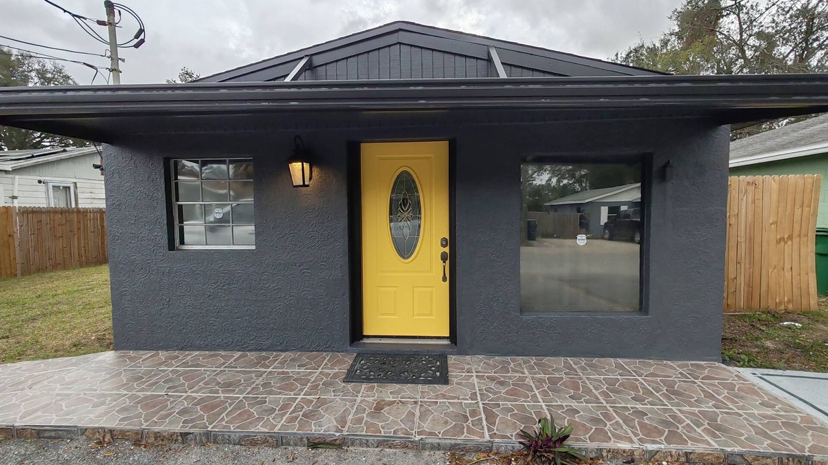 Tampa House | cozy 2-bedroom house with WiFi, AC in welcoming Tampa