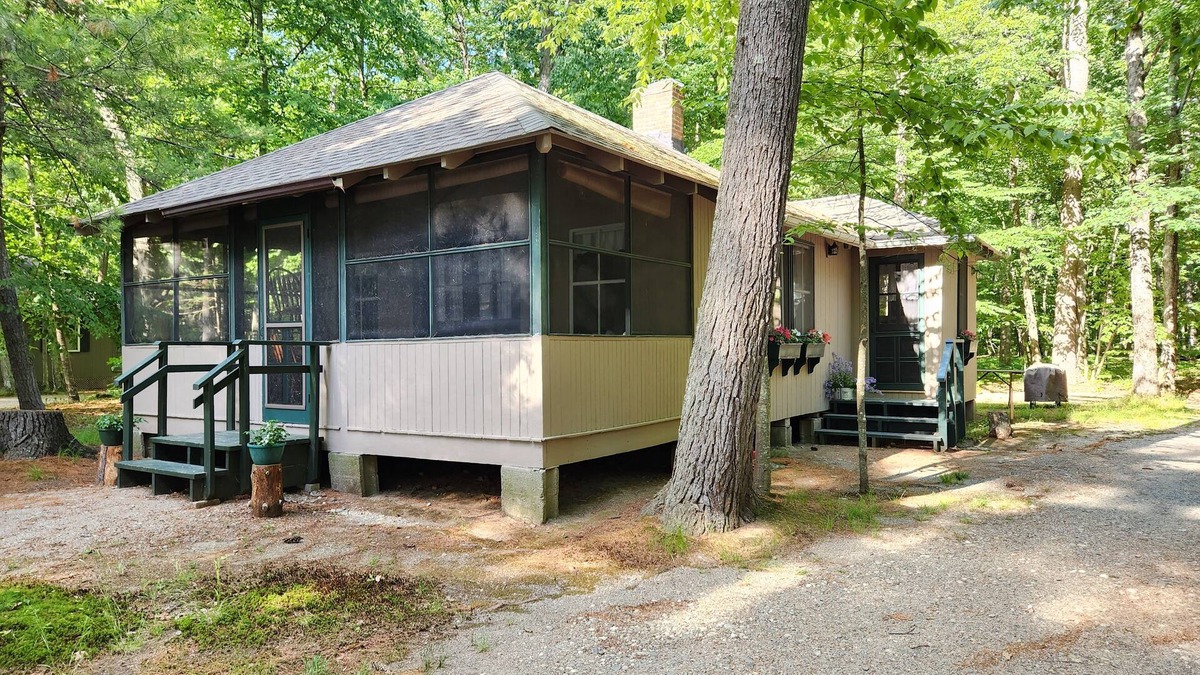 Stow Cottage | Cozy 2-bedroom Lakeside Cottage in Stow with WiFi