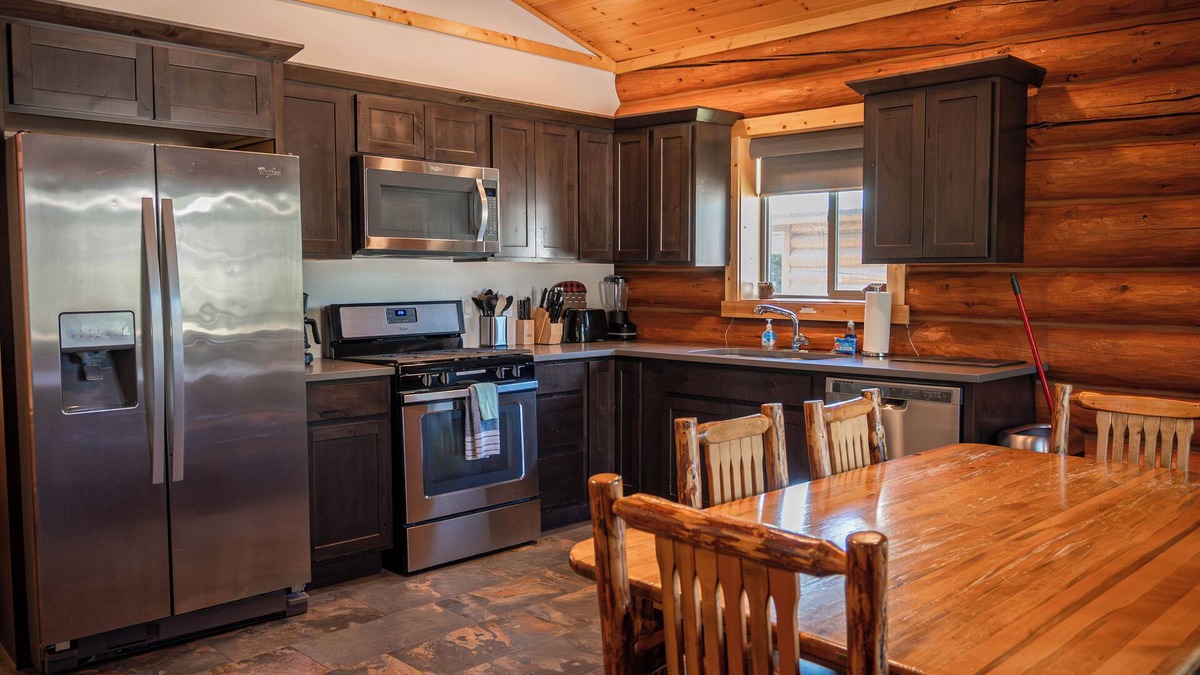 Bonners Ferry Cabin | Cozy 2-Bedroom Log Cabin Retreat Near Town – Full Kitchen
