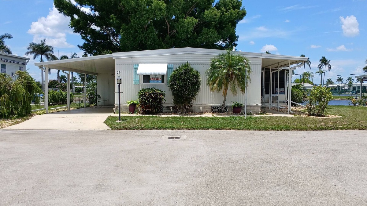 Jamaica Bay House | Cozy 2-bedroom manufactured home for Snowbirds in charming South Fort Myers.