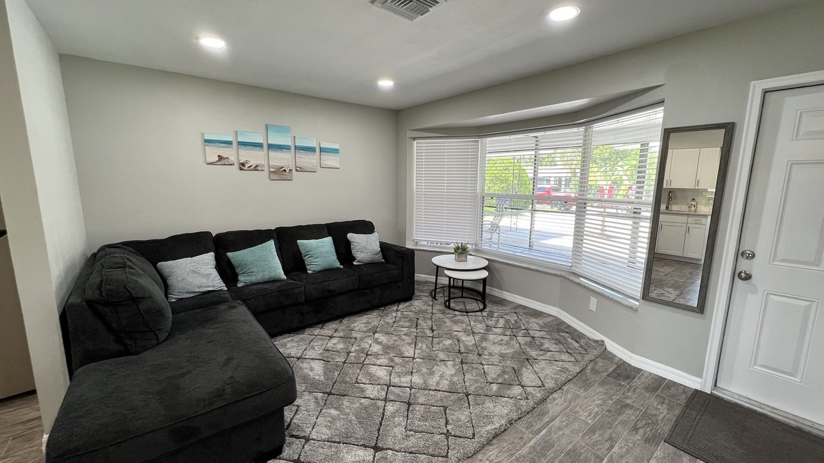 Warm Mineral Springs House | Cozy 2 Bedroom near the Springs