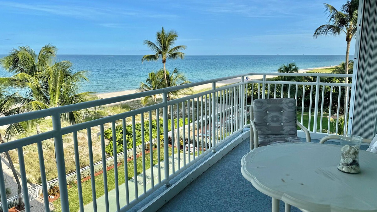 Bel Air Apartment | Cozy 2-bedroom Oceanview Penthouse apartment with AC, WiFi