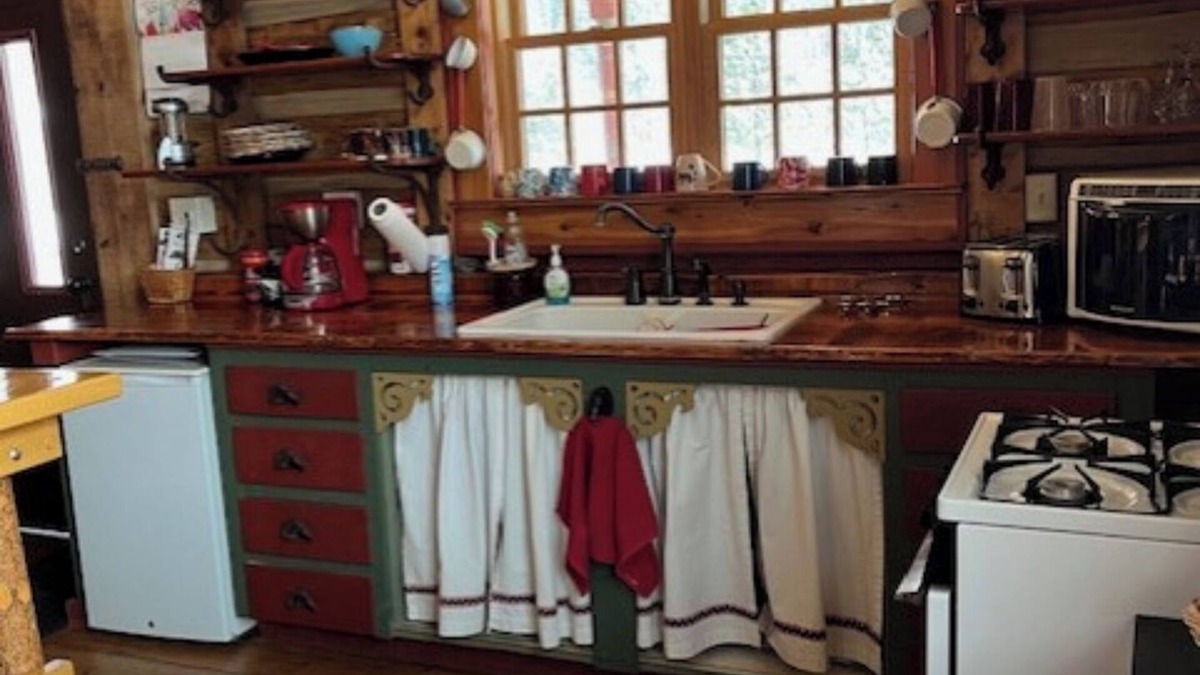 Nemo Cabin | Cozy 2 bedroom rustic cabin, once long ago, a BARN, today called BARNHOUSE…!
