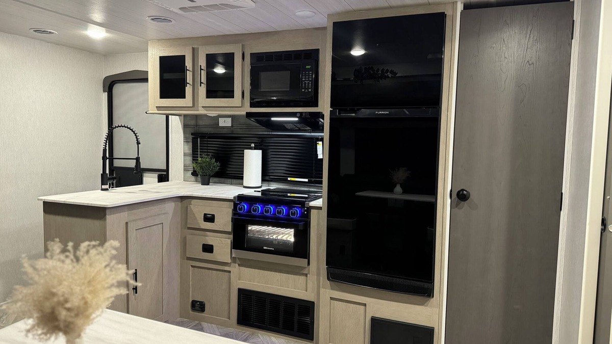 Las Vegas House | Cozy 2-bedroom RV in fabulous Las Vegas Close to downtown with WiFi and A/C